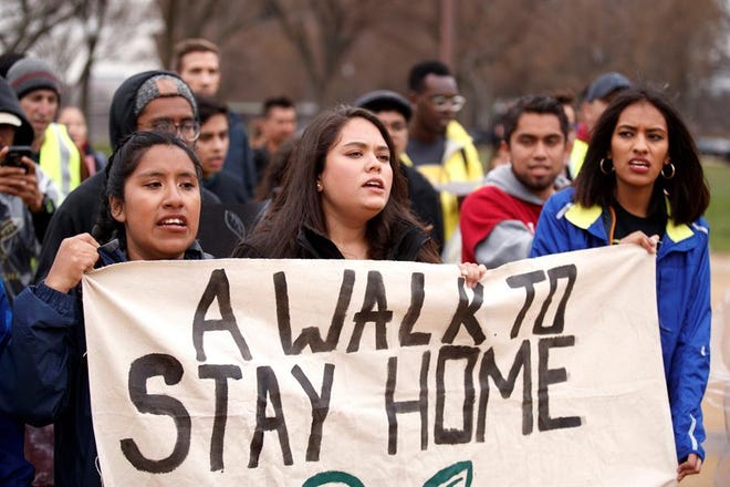 Jóvenes DACA marchan en California para que se preserve el programa.