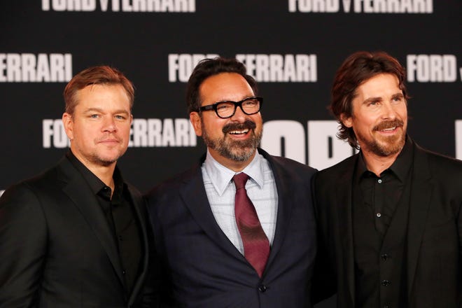 El actor estadounidense Matt Damon (L), el director estadounidense James Mangold (C) y el actor británico Christian Bale (R) posan en la alfombra roja antes del estreno de la película Ford v Ferrari en el Teatro Chino TLC en Hollywood, California, EE. UU., 04 Noviembre de 2019.