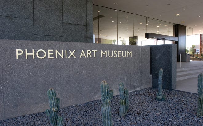 El Museo de Arte de Phoenix reabrir á al p ú blico en general el 14 de octubre. Hasta entonces, el museo alberga galer í as virtuales en su sitio de internet. el Phoenix Art Museum acoger á " Slow Art " , una meditaci ó n guiada, una vez al mes, que explora el significado m á s profundo de las obras de arte. El evento se lleva a cabo al mediod í a del 24 de septiembre en la aplicaci ó n Zoom. Los asistentes pueden registrarse en internet. Todos los jueves al mediod í a, el museo organiza una sesi ó n gratuita de conciencia plena de 30 minutos en Zoom. Los detalles de estos eventos y m á s est á n en phxart.org .