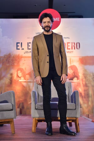 El actor español Álvaro Forte, deja atrás su icónico personaje de “El Profesor” de “La Casa de Papel”, para protagonizar “El Embarcadero” por Lifetime.