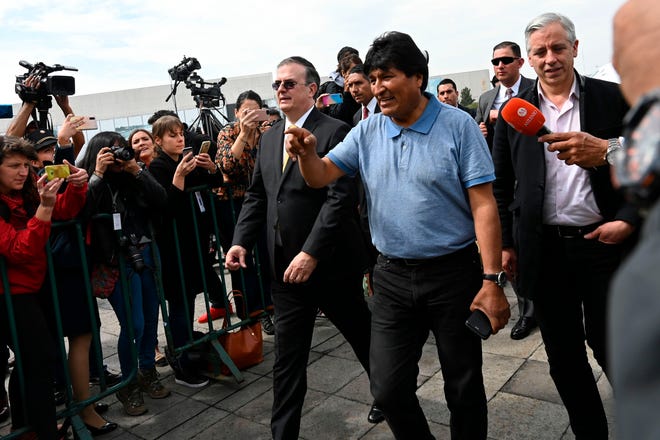 “ ¿ Ten í a M é xico o no que ofrecer asilo para proteger la vida de Evo Morales? ” , se pregunt ó ret ó ricamente el canciller Ebrard, quien record ó la tradici ó n del pa í s de acoger a extranjeros. “ S í . Y eso la historia lo va a reconocer ” .