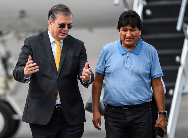 Finalmente, dijo, Paraguay acept ó que el avi ó n parara en Asunci ó n para repostar combustible y de ah í parti ó la madrugada del martes rumbo a M é xico, pero no por la ruta m á s l ó gica y directa, que era sobrevolar Bolivia -lo que no fue autorizado. La aeronave surc ó el cielo de Brasil, Per ú y Ecuador hasta llegar a aguas internacionales.