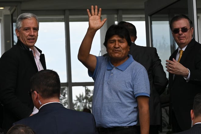 El presidente Donald Trump dijo el lunes que Estados Unidos “ aplaude ” al ej é rcito boliviano por exigir la salida de Morales. El gobierno mexicano manifest ó no sentirse preocupado porque la decisi ó n de asilar a Morales enturbie la relaci ó n con Washington que, seg ú n el canciller, “ est á en uno de los mejores momentos de los ú ltimos a ñ os ” .