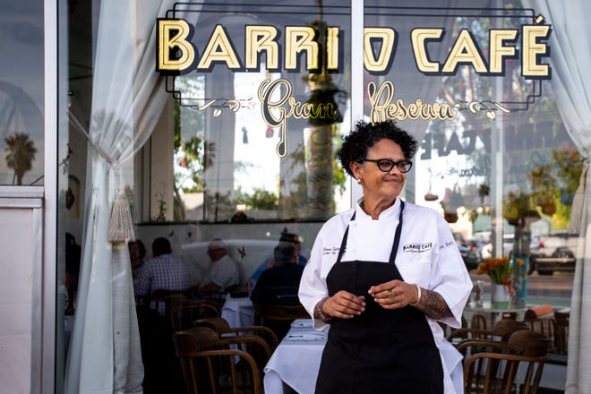 La chef Silvana Salcido Esparza posa para una fotograf í a el 27 de abril de 2019, en el local de Barrio Caf é Gran Reserva, en Phoenix. La profesional de las creaciones culinarias anunci ó el cierre del restaurante el 18 de abril del 2020, debido a la pandemia de coronavirus.