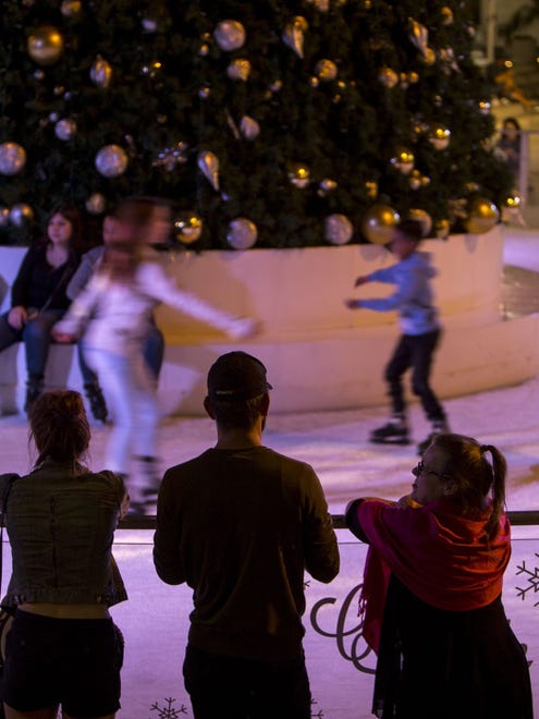 La gente mira a los patinadores en el CitySkate.