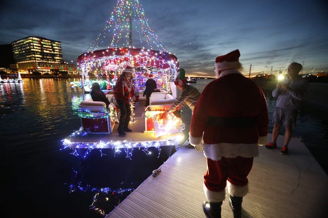Santa se sube a su carroza antes del desfile de barcos de Fantasy of Lights en el lago Tempe Town el 9 de diciembre de 2017 en Tempe.