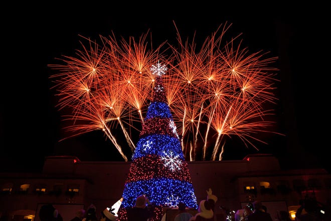 Los fuegos artificiales acompañan la iluminación del árbol de Navidad en el Fairmont Scottsdale Princess.