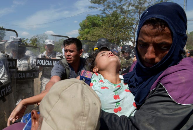 Cientos de migrantes centroamericanos se quedaron varados en tierra de nadie en el r í o fronterizo entre Guatemala y M é xico tras verse bloqueados por la Guardia Nacional mexicana, desplegada para impedir su entrada masiva en el pa í s para llegar a Estados Unidos.