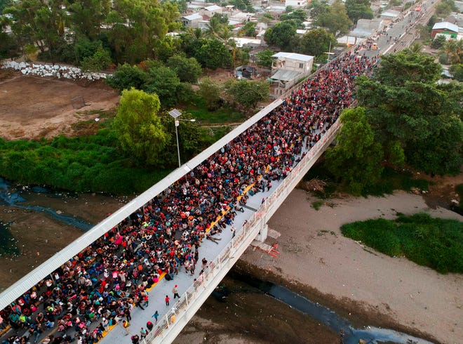 Cientos de migrantes centroamericanos se quedaron varados en tierra de nadie en el r í o fronterizo entre Guatemala y M é xico tras verse bloqueados por la Guardia Nacional mexicana, desplegada para impedir su entrada masiva en el pa í s para llegar a Estados Unidos.