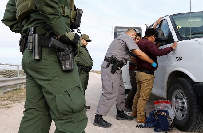 Autoridades de la patrulla fronteriza detienen a dos inmigrantes indocumentados.