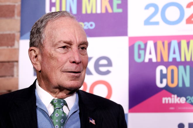 El exalcalde de Nueva York Michael Bloomberg habla durante una entrevista con Efe en El Paso, Texas (EE.UU.).