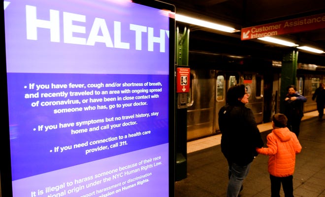 Un anuncio de servicio público relacionado con el coronavirus se ve en la pantalla en la estación de metro de Times Square en Nueva York, Nueva York, EE. UU.