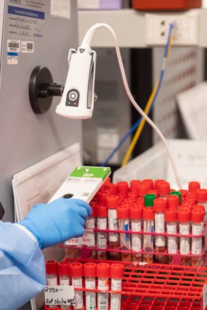 Un técnico de laboratorio de Northwell Labs comienza las pruebas semiautomáticas para COVID-19 en Northwell Health Labs el 11 de marzo de 2020 en Lake Success, Nueva York.