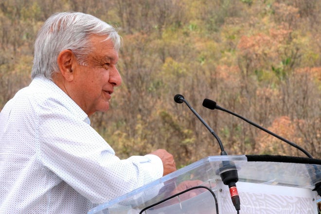 Fotografía cedida por la Presidencia de México que muestra al mandatario mexicano, Andrés Manuel López Obrador, durante una gira de trabajo este domingo, en el municipio de Yogana, en el estado de Oaxaca (México).