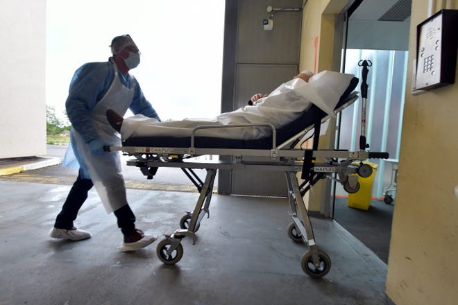 Un paciente de coronavirus es trasladado al hospital.