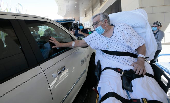 Roberto Mata, de 68 años, es dado de alta de un hospital luego de ser tratado por COVID-19 durante 47 días.