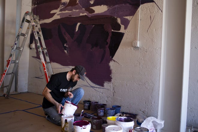 Clyde Thompson (@clyde_graffitiart) trabaja en un mural el 26 de junio del 2020, en Cider Corps en Mesa.
