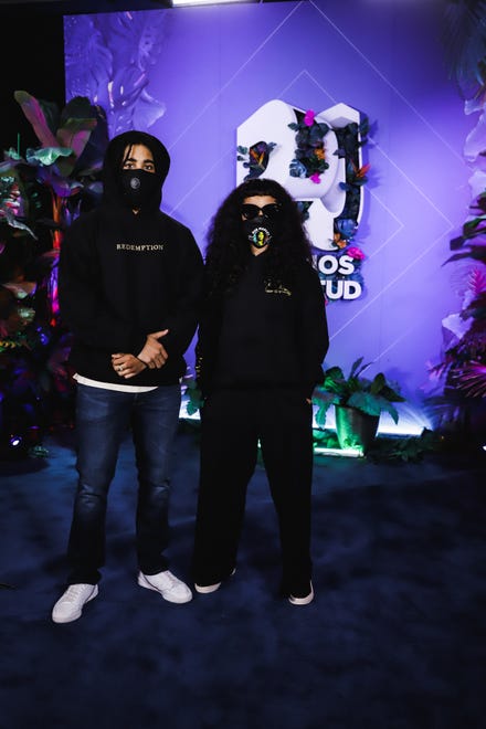 Skip & Cedella Marley a su llegada a los Premios Juventud 2020, que se realizaron el jueves 13 de agosto de 2020 en el Seminole Hard Rock Hotel & Casino en Miami Florida.