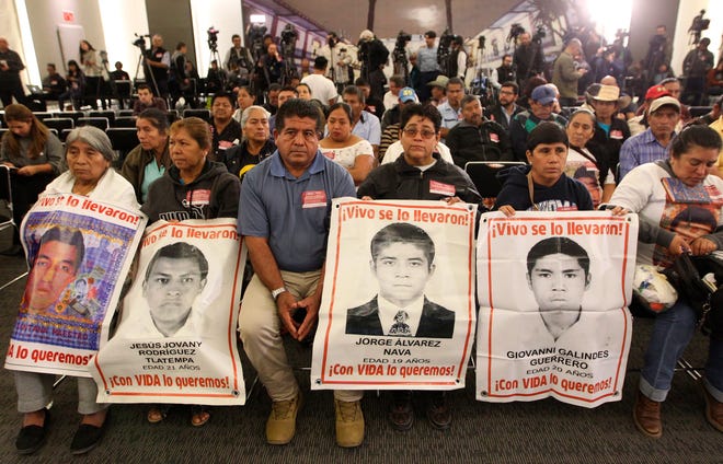 Familiares de los jóvenes desaparecidos de la normal rural de Ayotzinapa acudieron la instalación de la Comisión Presidencial para la Verdad y Acceso a la Justicia en el Caso Ayotzinapa, en Ciudad de México.