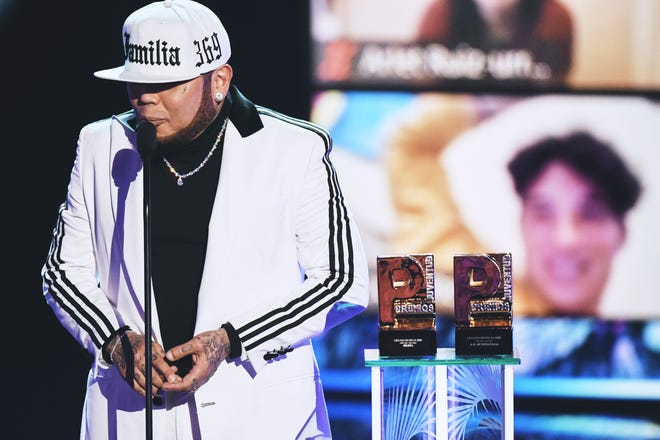 A.B Quintanilla recibe su galardón en los Premios Juventud 2020, que se realizaron el jueves 13 de agosto de 2020 en el Seminole Hard Rock Hotel & Casino en Miami Florida.