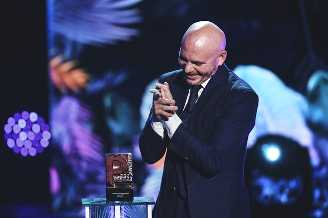 Pitbull recibe su galardón en los Premios Juventud 2020, que se realizaron el jueves 13 de agosto de 2020 en el Seminole Hard Rock Hotel & Casino en Miami Florida.