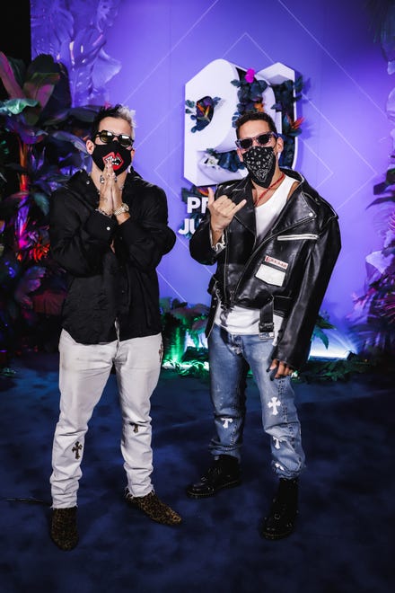 Mau y Ricky a su llegada a los Premios Juventud 2020, que se realizaron el jueves 13 de agosto de 2020 en el Seminole Hard Rock Hotel & Casino en Miami Florida.