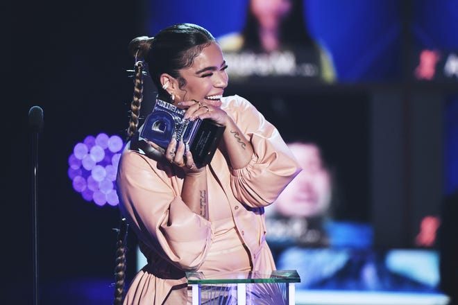 Karol G recibe su galardón en los Premios Juventud 2020, que se realizaron el jueves 13 de agosto de 2020 en el Seminole Hard Rock Hotel & Casino en Miami Florida.