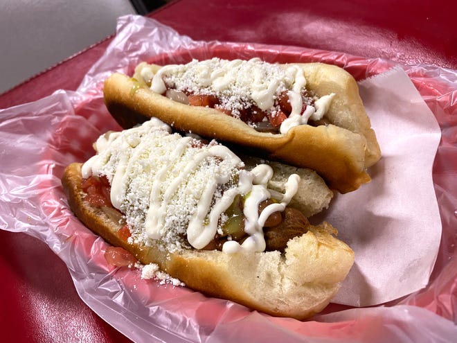 Hot dogs estilo Sonora en Lupita ' s Hot Dogs en Phoenix.