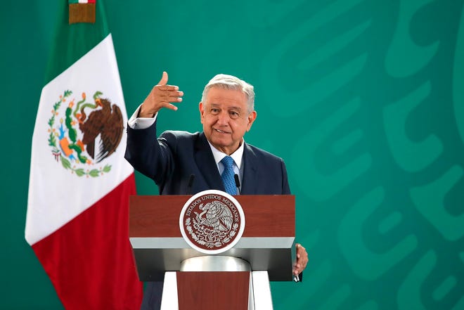 Fotografía cedida por la presidencia de México, que muestra al mandatario mexicano, Andrés Manuel López Obrador, mientras ofrece una rueda de prensa hoy, en el municipio de Guadalupe, en Zacatecas.