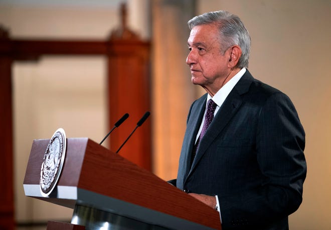 Fotografía cedida por la presidencia mexicana, que muestra al presidente de México, Andrés Manuel López Obrador, mientras ofrece una rueda de prensa hoy, en el Palacio Nacional de Ciudad de México.