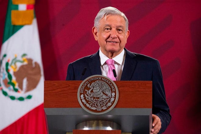 El presidente de México, Andrés Manuel López Obrador, habla este martes en su conferencia de prensa matutina en el Palacio Nacional, en Ciudad de México.