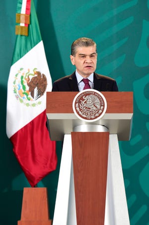 Fotografía cedida por la Presidencia de México que muestra al gobernador de Coahuila, Miguel Riquelme, hablando durante la rueda de prensa del mandatario Andrés Manuel López Obrador (fuera de cuadro) hoy, desde la ciudad de Torreón, en el estado de Coahuila (México).