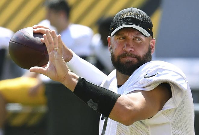 El quarterback de los Steelers de Pittsburgh Ben Roethlisberger lanza el balón durante un entrenamiento el jueves 27 de agosto del 2020 en el Heinz Field.