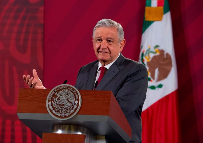 Fotografía cedida hoy por la Presidencia de México que muestra al mandatario Andrés Manuel López Obrador, mientras habla durante una rueda de prensa en Palacio Nacional, en Ciudad de México.