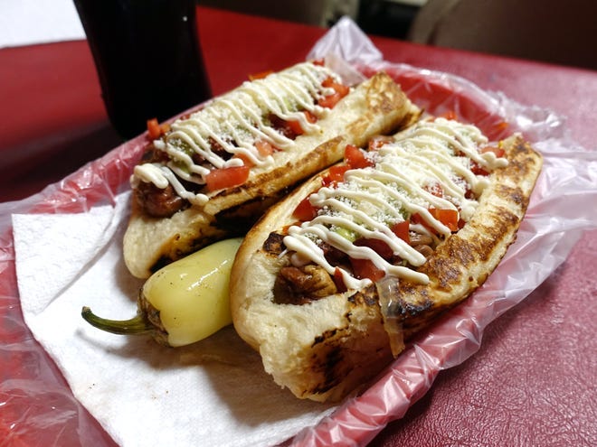 Hot dogs sonorenses en El Caprichoso en Phoenix.