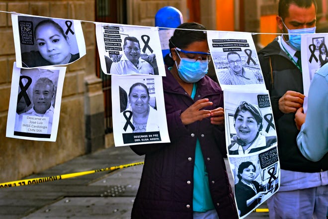 Fotografía de archivo fechada el 29 de mayo de 2020 que muestra a trabajadores médicos durante un acto de protesta por los compañeros fallecidos durante su labor contra la pandemia COVID-19, y para reclamar que se divulguen cifras reales, en Ciudad de México.
