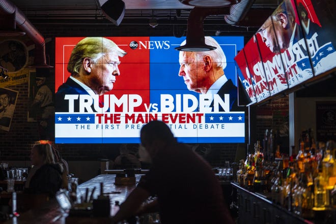 Un anuncio televisivo muestra las imágenes de Trump y Biden, previo al debate.