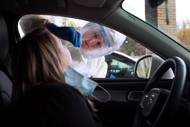 Una mujer se hace la prueba del coronavirus desde su auto.