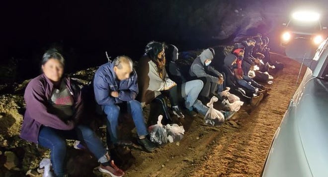 Agentes de la Patrulla Fronteriza encontraron 16 migrantes metidos en una camioneta que cruzó ilegalmente la frontera entre Arizona y México cerca de un sitio de construcción del muro fronterizo, al este de Douglas, el 19 de octubre de 2020.
