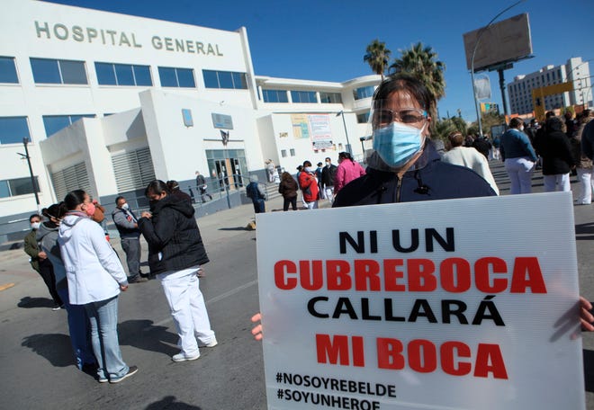Trabajadores de la Salud protestan este lunes para exigir insumos que les proteja de la infección al dar atención a enfermos de Covid, a las afueras del Hospital General de la fronteriza Ciudad Juárez, en el estado mexicano de Chihuahua.