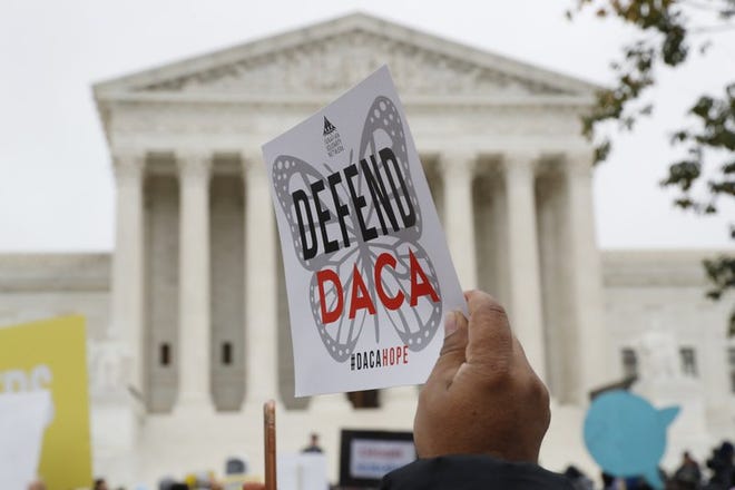 En esta imagen de archivo, tomada el 12 de noviembre de 2019, un grupo de gente se manifiesta en el exterior de la Corte Suprema de Estados Unidos, en Washington, contra la decisión del gobierno del presidente Donald Trump de poner fin al programa DACA.