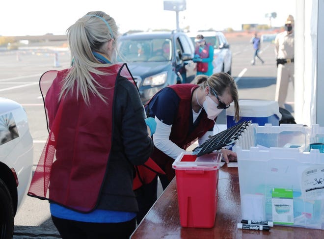 Los trabajadores probaron el primer sitio de vacunación COVID-19 24/7 del estado el 11 de enero en el State Farm Stadium en Glendale, Arizona.