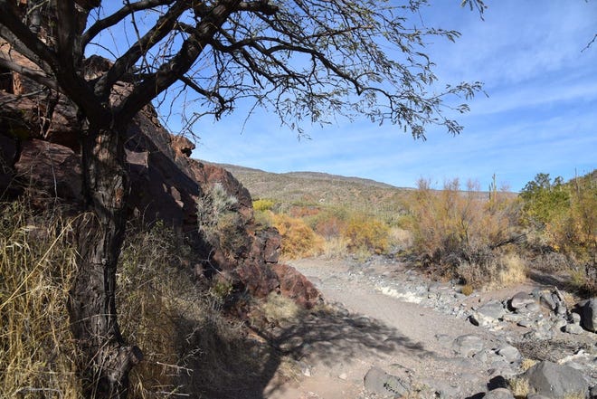 La ruta Maricopa Trail a través de Spur Cross Ranch pasa por un corredor pedregoso.