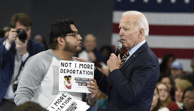 El aspirante presidencial demócrata Joe Biden habla con un manifestante que se opone a su posición sobre las deportaciones durante un mitin el jueves 21 de noviembre de 2019 en la Universidad Lander, en Greenwood, Carolina del Sur.