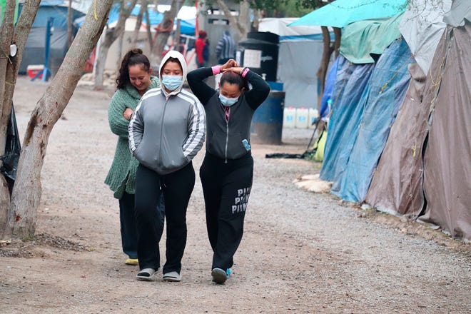 Migrantes centroamericanos permanecen este viernes en campamento ubicado a orillas del río Bravo, en la ciudad de Matamoros en la ciudad de Tamaulipas.