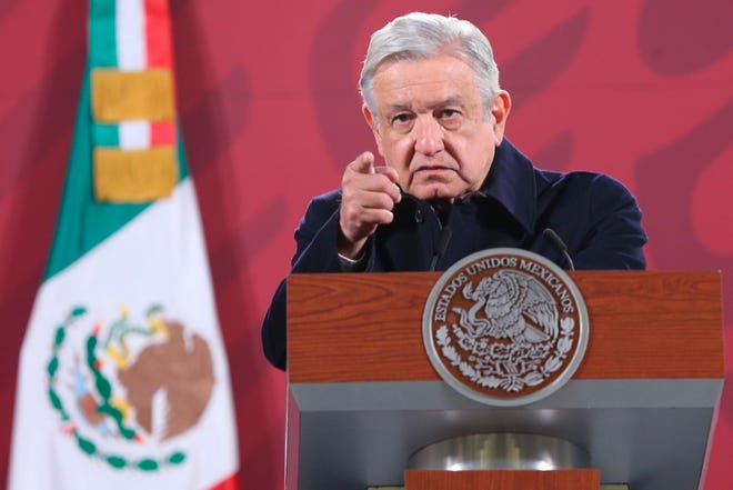 El presidente de México, Andrés Manuel López Obrador, ofrece su rueda de prensa matutina desde el Palacio Nacional, en Ciudad de México.