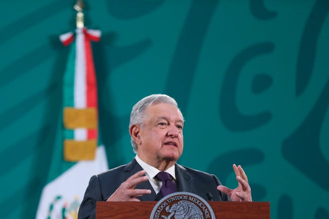 El presidente de México Andrés Manuel López Obrador, habla durante su conferencia matutina hoy, en Palacio Nacional en al Ciudad de México (México).