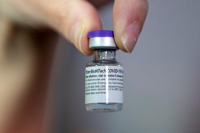 Pfizer, en una declaración, indicó que no hay evidencia en la práctica clínica de que la variante sudafricana eluda la protección que brinda esta vacuna.