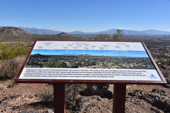 Este letrero en la cima de Enchanted Peak nombra los picos prominentes de Tucson que se pueden ver desde Enchanted Hills Trails Park.