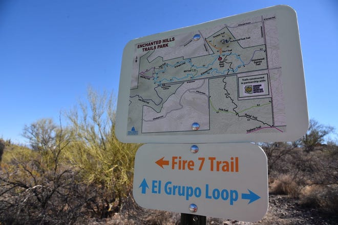 Los senderos en Enchanted Hills Trails Park de Tucson están bien señalizados.